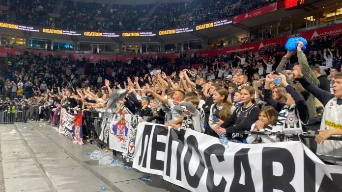 Deca sa Kosova na utamici Partizana (Foto: Mladen Perović, facebook) Deca sa Kosova na utamici Partizana (Foto: Mladen Perović, facebook)