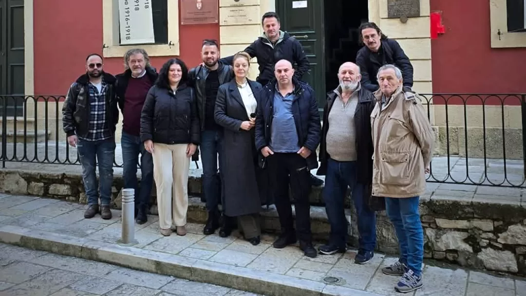 Krf – ostrvo spasa: U Grčkoj obeleženo 110 godina od srpske golgote u Velikom ratu 3 Autorska ekipa ispred Srpske kuce na Krfu Foto Dragan Ilic