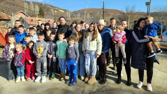 Pomoć iz Amerike za decu iz Banja, Suvog Grla i Crkoleza (Foto: Živojin Rakočević) Pomoć iz Amerike za decu iz Banja, Suvog Grla i Crkoleza (Foto: Živojin Rakočević)