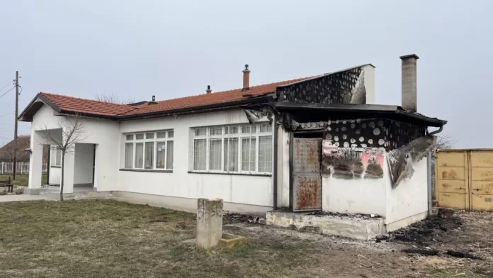 Požar u Batusu: Izgorela kotlarnica i deo krova osnovne škole (Foto: Kim) Požar u Batusu: Izgorela kotlarnica i deo krova osnovne škole (Foto: Kim)