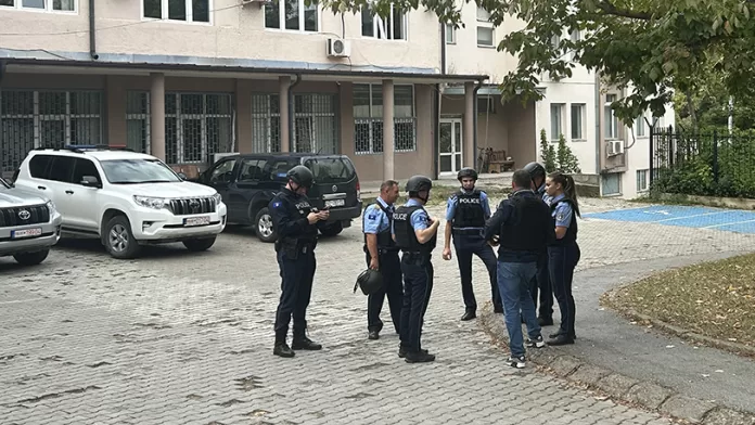 Pripadnici Kosovske policije u Severnoj Mitrovici (Foto: Kim) Pripadnici Kosovske policije u Severnoj Mitrovici (Foto: Kim)