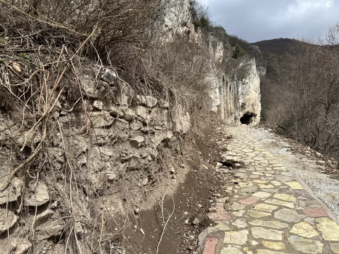 Isposnica Svetog Petra Koriškog (Foto: Radio Goraždevac) Isposnica Svetog Petra Koriškog (Foto: Radio Goraždevac)