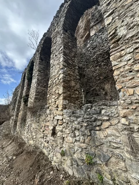 Ekspertski tim Eparhije raško-prizrenske upozorava na ugroženost isposnice Sv. Petra Koriškog 1 Isposnica Svetog Petra Koriškog (Foto: Radio Goraždevac)