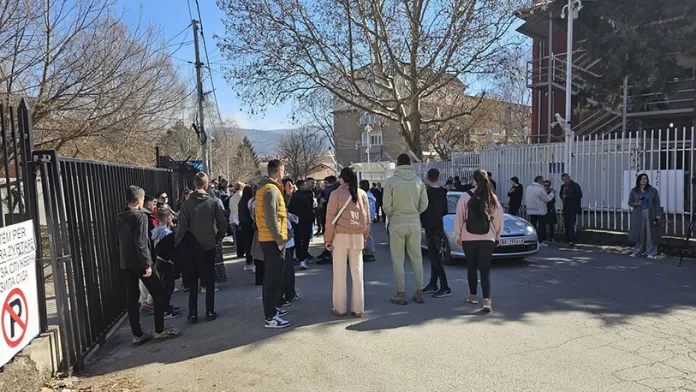 Protest u Mitrovici zbog hapšenja maloletnika i policijske brutalnosti (Foto Radio Kontakt plus) Protest u Mitrovici zbog hapšenja maloletnika i policijske brutalnosti (Foto Radio Kontakt plus)