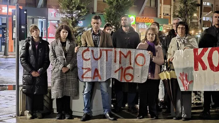 16 minuta tišine u Mitrovici (Foto: Radio Kontakt plus) 16 minuta tišine u Mitrovici (Foto: Radio Kontakt plus)