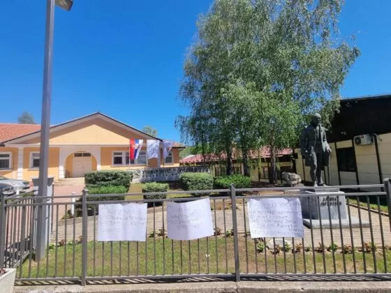 16 minuta tišine ispred Filozofskog fakulteta u K.Mitrovici i poruke na ogradi Rektorata 1 Foto: KoSSev