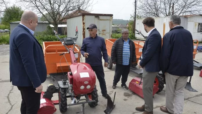 Poljoprivrednici iz nevećinskih zajednica u Gračanici dobili novu opremu (Foto: Opština Gračanica)
