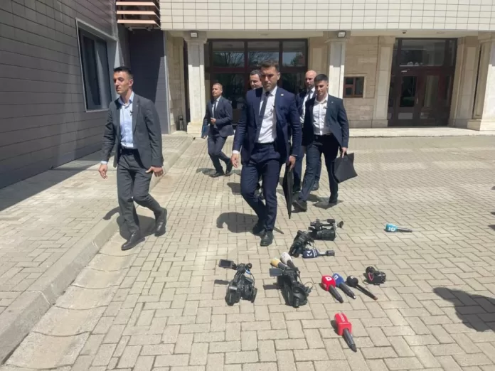 Novinari spuštanjem mikrofona na zemlju bojkotovali Kurtija (Foto: Ekonomia onlajn)