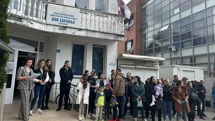 Protest nezadovoljnih građana ispred Doma zdravlja Gračanica (Foto: Kim) Protest nezadovoljnih građana ispred Doma zdravlja Gračanica (Foto: Kim)