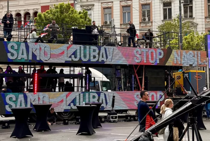 „Samo ljubav, stop nasilju“: Sa mitinga Vučićevih pristalica u Beogradu (foto: Perica Gunjić / Cenzolovka) „Samo ljubav, stop nasilju“: Sa mitinga Vučićevih pristalica u Beogradu (foto: Perica Gunjić / Cenzolovka)