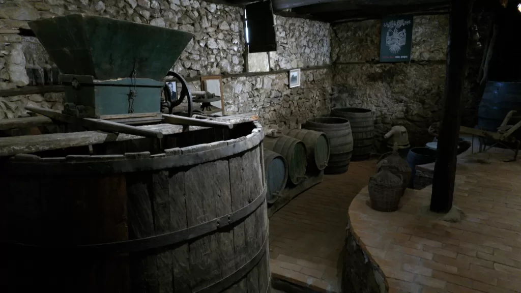 U Velikoj Hoči otvoren Muzej vina: Čuvar tradicije, mesto okupljanja i promocije hočanskih vina 1 Muzej vina u Velikoj Hoči (Foto: Radio Goraždevac)