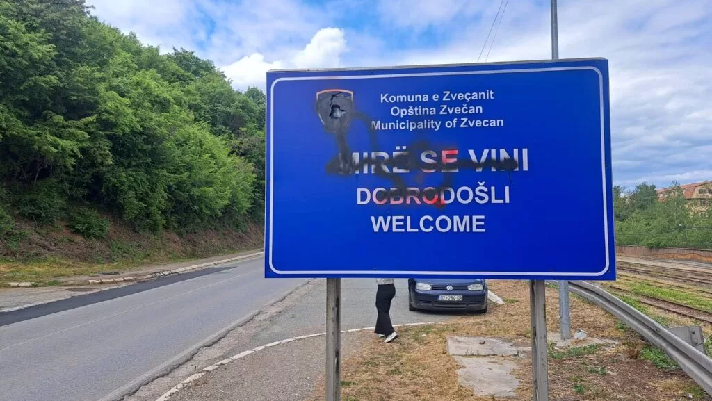 Oštećena tabla sa natpisom „Dobrodošli u Zvečan“ i „SreČan put“ 1 Tabla Zvecan 1024x577 1
