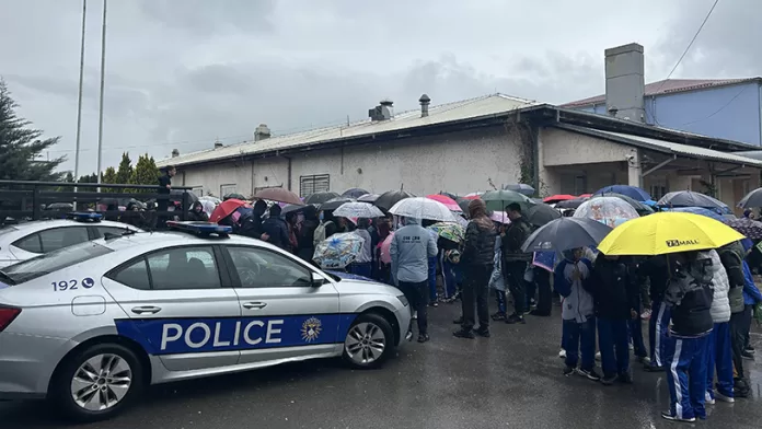 Protest ispred Sportske hale u Severnoj Mitrovici (Foto: Kim)