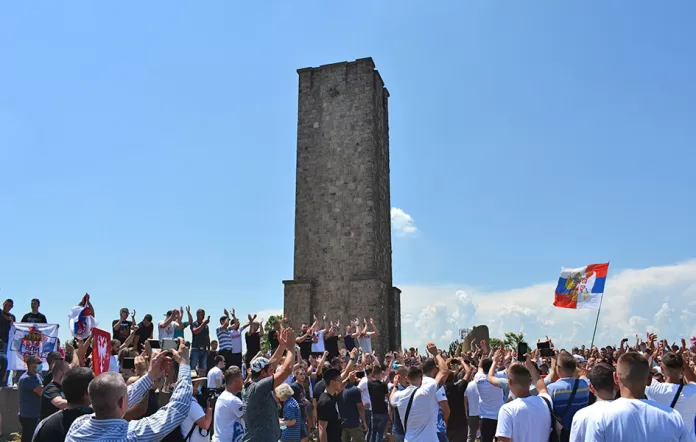 Reakcije na odluku Osnovnog suda: Meštani odlučni da proslave Vidovdan sa srpskom zastavom (Foto Kim) Reakcije na odluku Osnovnog suda: Meštani odlučni da proslave Vidovdan sa srpskom zastavom (Foto Kim)