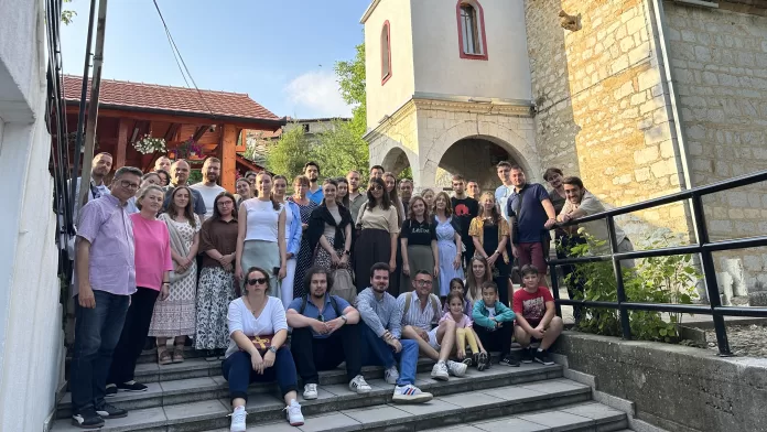 Studenti sa profesorom Kovićem u Orahovcu (Foto Radio Goraždevac) Studenti sa profesorom Kovićem u Orahovcu (Foto Radio Goraždevac)