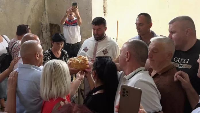 Raseljeni Srbi iz Krajišta liturgijom i litijama obeležili hramovnu slavu (Foto: Kim)