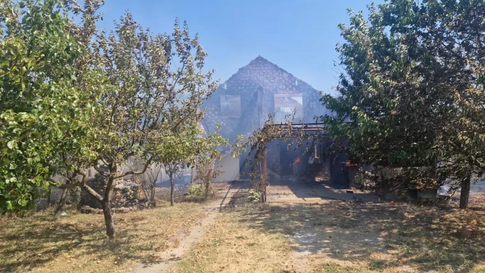 Povratničkla kuća u plamenu (Foto Radio Goraždevac)