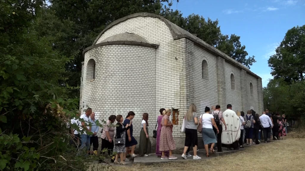 Raseljeni Srbi iz Krajišta liturgijom i litijama obeležili hramovnu slavu 1 sl1 1024x576 1