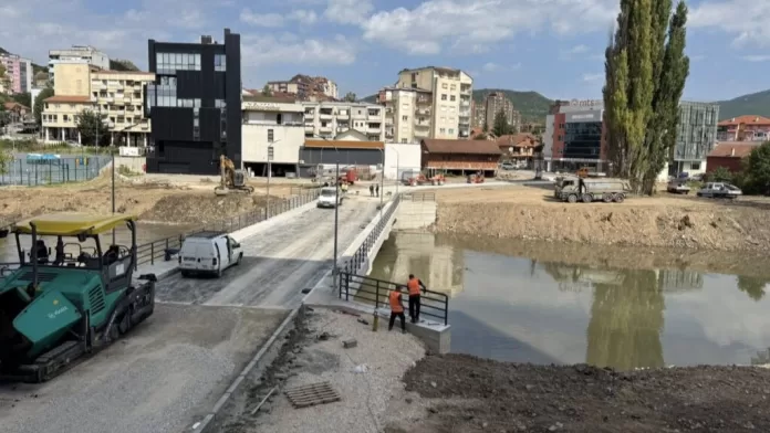 Asfaltiranje novog mosta za pešaki i drumskin saobraćaj u Mitrovici (Foto: Fejsbuk/Hysen Durmishi) Asfaltiranje novog mosta za pešaki i drumskin saobraćaj u Mitrovici (Foto: Fejsbuk/Hysen Durmishi)