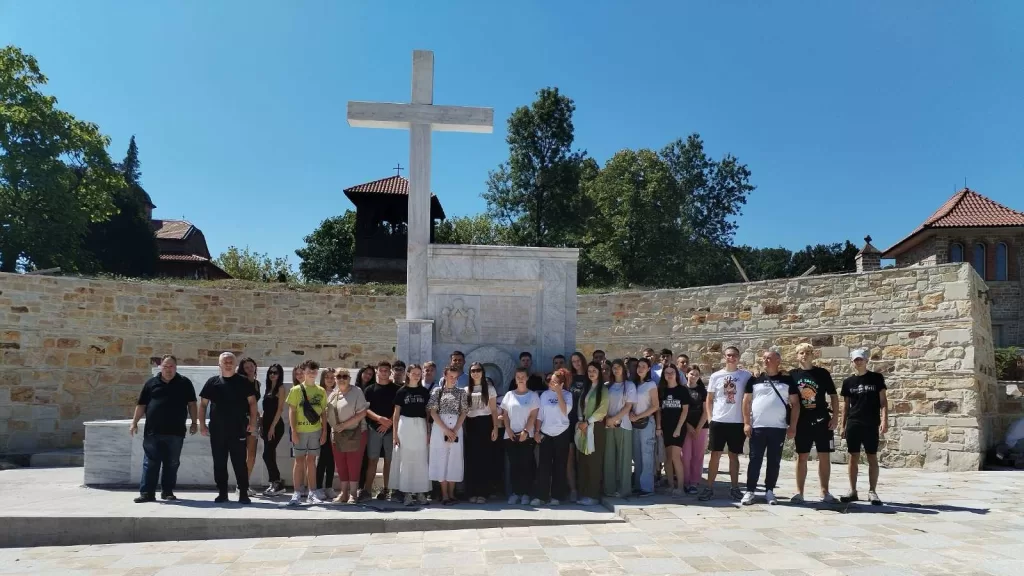 Udruženje “Glas Metohije” organizovalo dvodnevnu ekskurziju za 50 učenika iz Štrpca 1 99005 1