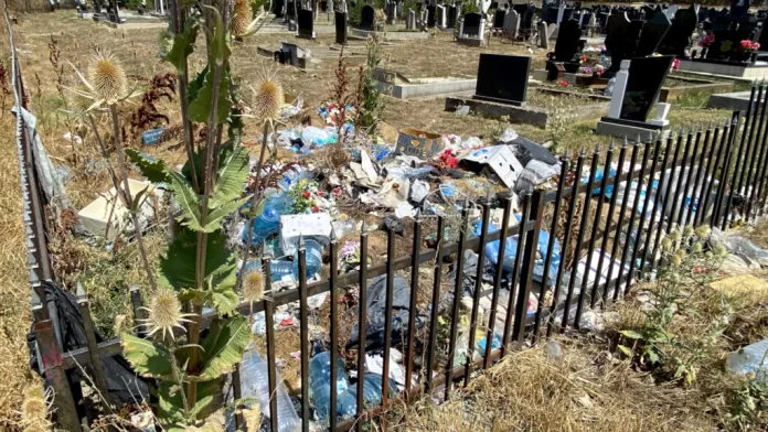 Deponija na pravoslavnom groblju u Čaglavici (Foto Kim) Deponija na pravoslavnom groblju u Čaglavici (Foto Kim)