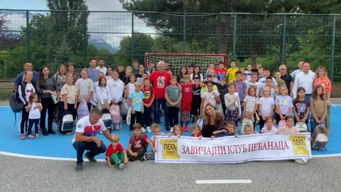 Dušan Savić podelio deci u Goraždevcu školski pribor (Foto: Radio Goraždevac) Dušan Savić podelio deci u Goraždevcu školski pribor (Foto: Radio Goraždevac)
