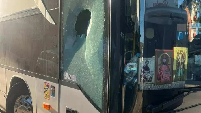 Polomljeno staklo na autobusu (Foto:: Čitalac/KoSSev) Polomljeno staklo na autobusu (Foto:: Čitalac/KoSSev)