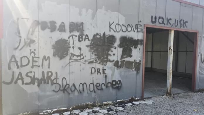 U Batusu ispisani grafiti UČK (Foto: Kim) U Batusu ispisani grafiti UČK (Foto: Kim)