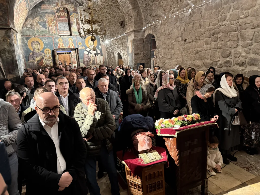 Obeležena slava Svetog Arsenija Sremca u Pećkoj patrijaršiji 1 IMG 7569