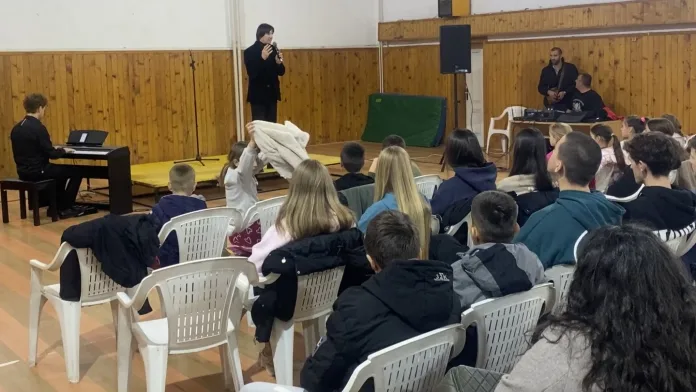 Milovanović i Mehmedović poklonili nezaboravno iskustvo deci u Goraždevcu (Foto: Radio Goraždevac) Milovanović i Mehmedović poklonili nezaboravno iskustvo deci u Goraždevcu (Foto: Radio Goraždevac)