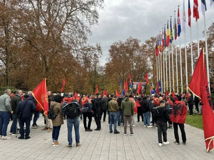 Protest u Strazburu protiv suđenja bivšim liderima OVK u Hagu (Foto Ekonomia onlajn) Protest u Strazburu protiv suđenja bivšim liderima OVK u Hagu (Foto Ekonomia onlajn)