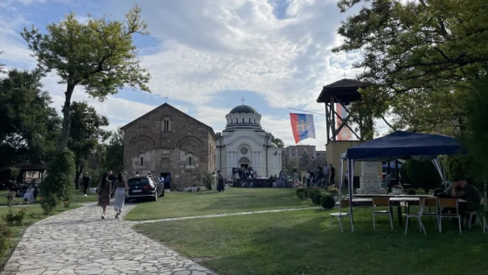 Skinuta srpska zastava sa zvonare crkve u Lipljanu (Foto: Kim)