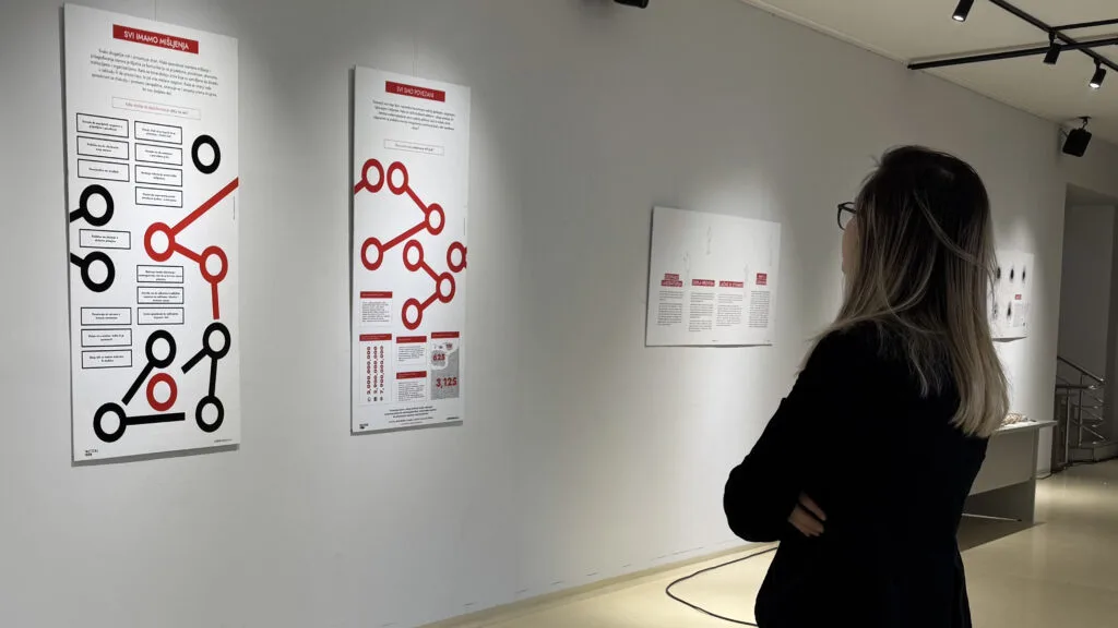 U Domu kulture u Gračanici otvorena izložba posvećena dezinformacijama 1 IMG 2789 1 1024x576 1