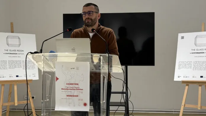 U Domu kulture u Gračanici otvorena izložba posvećena dezinformacijama (Foto: Kim)