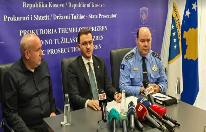 Prizren: Više od 100 osoba privedeno zbog sumnje na izborne manipulacije (Foto RTK) Prizren: Više od 100 osoba privedeno zbog sumnje na izborne manipulacije (Foto RTK)