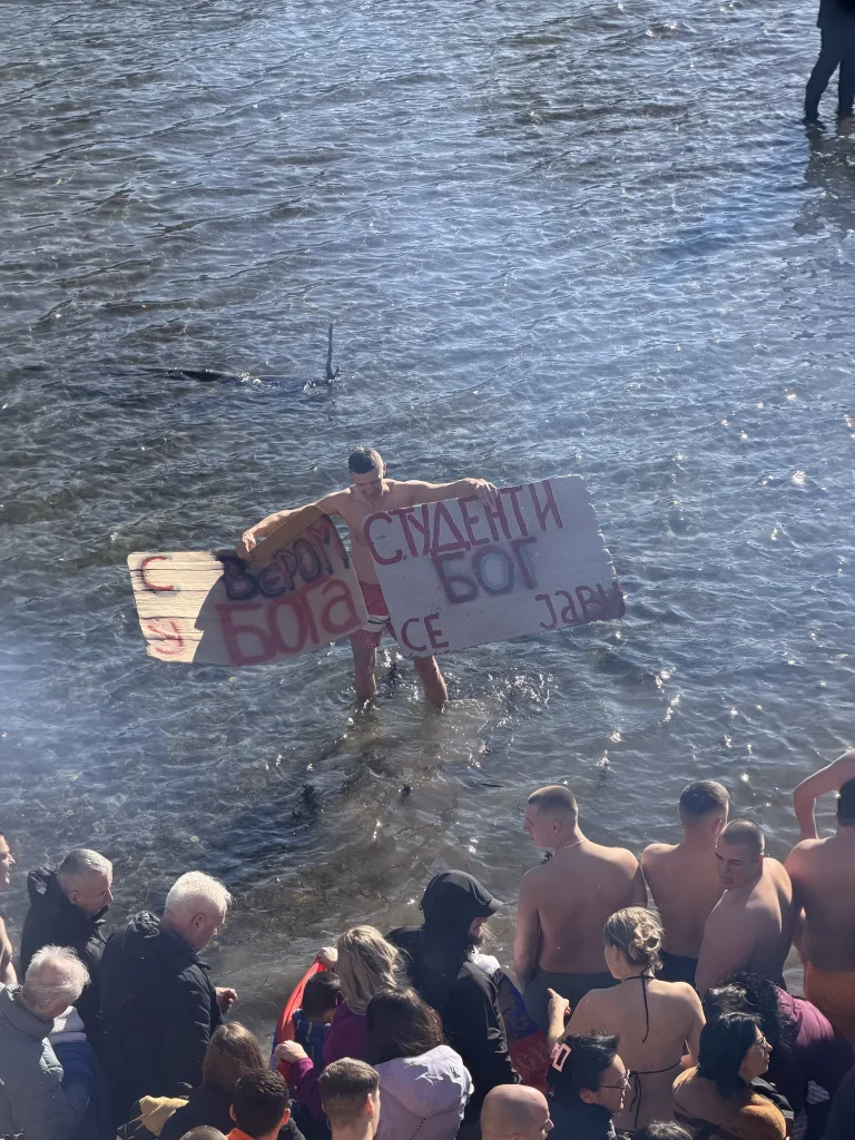 Oboren rekord na tradicionalnom plivanju za Časni krst na Gazivodama 1 IMG 9790