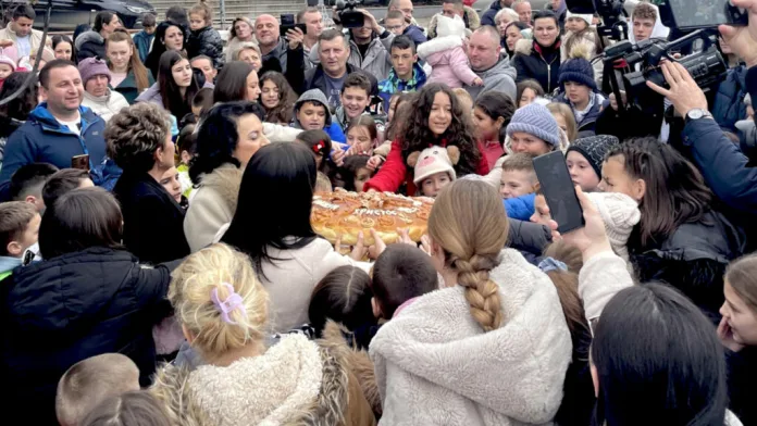 Lomljenje božićne česnice u Gračanici 2025. (Foto: arhiva Kim)