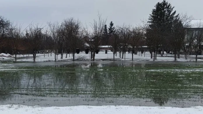 Poplave u pojedinim dvorištima u Ugljaru (Foto: Preuzeto sa portala KIm) Poplave u pojedinim dvorištima u Ugljaru (Foto: Preuzeto sa portala KIm)