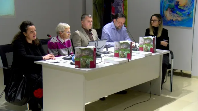 Predstavljeno drugo izdanje knjige prof. dr Mitre Reljić „Srpska groblja na Kosovu i Metohiji, uništena spomenička i jezička baština“ (Foto: Kim) Predstavljeno drugo izdanje knjige prof. dr Mitre Reljić „Srpska groblja na Kosovu i Metohiji, uništena spomenička i jezička baština“ (Foto: Kim)