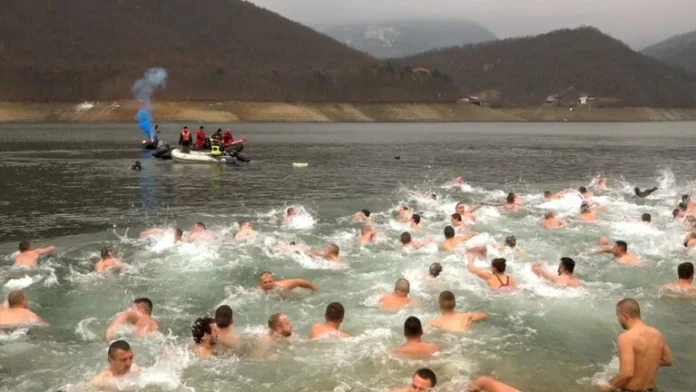 Plivanje za časni krst (Foto: Kontakt Plus, arhiva) Plivanje za časni krst (Foto: Kontakt Plus, arhiva)