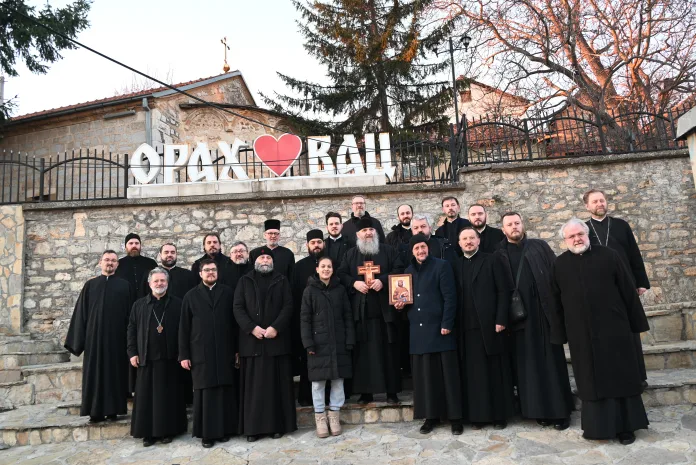 Vladika Andrej sa sveštenstvom u poseti Orahovcu (Foto: Radio Goraždevac) Vladika Andrej sa sveštenstvom u poseti Orahovcu (Foto: Radio Goraždevac)
