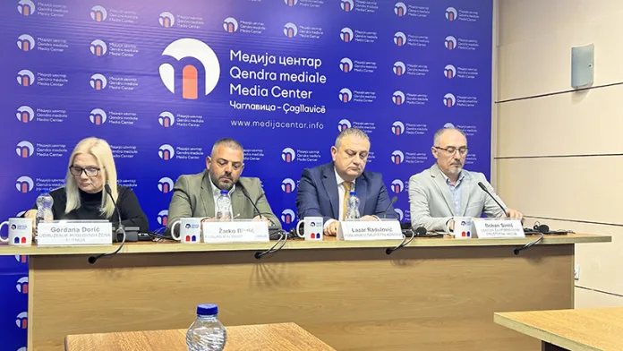 Primena Zakona o strancima i vozilima – “čekamo” i “verovatno je dogovor da se ćuti” Učesnici debate u Medija centru (Foto Kim) Primena Zakona o strancima i vozilima – “čekamo” i “verovatno je dogovor da se ćuti” Učesnici debate u Medija centru (Foto Kim)