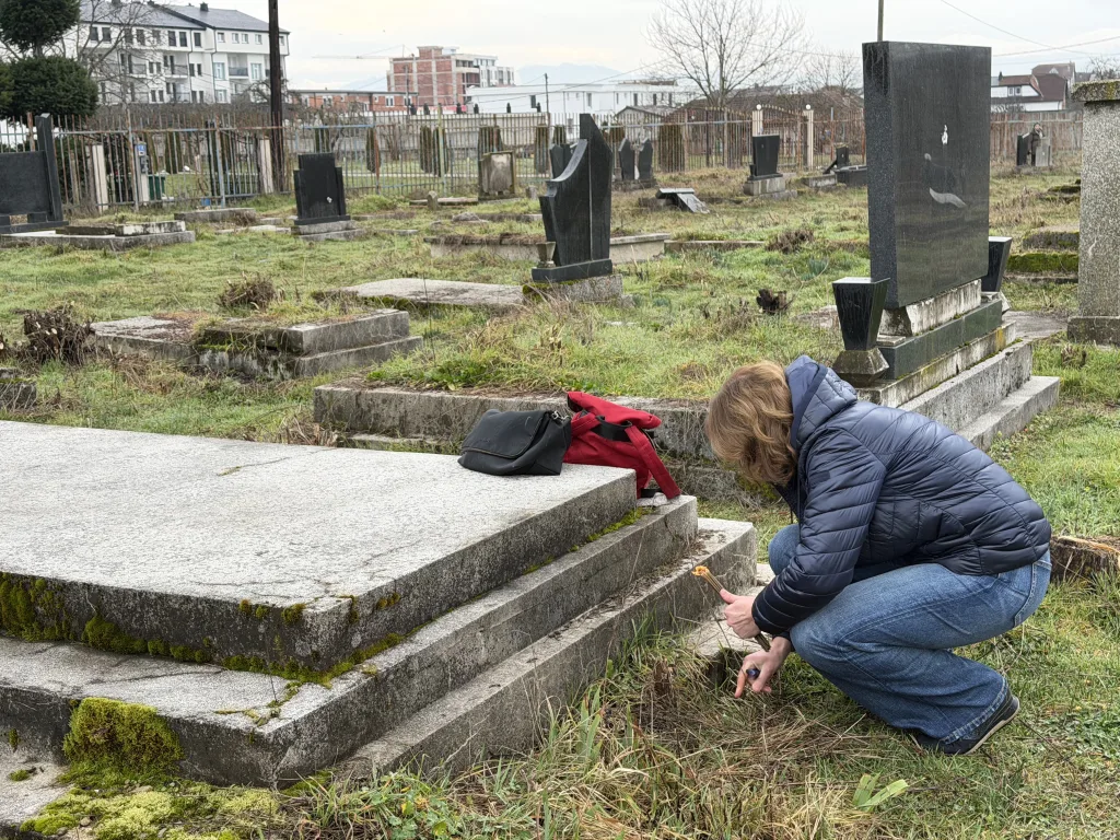 Raseljeni Srbi na zadušnice u Đakovici (Foto: Radio Goraždevac)
