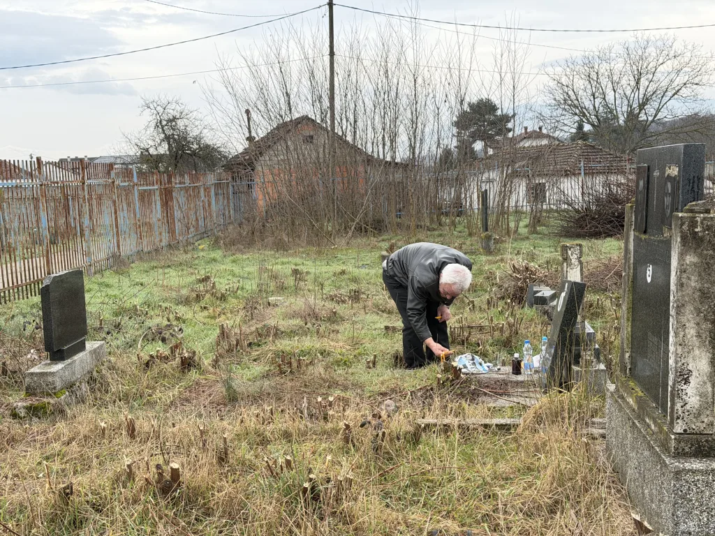 Raseljeni Srbi na zadušnice u Đakovici (Foto: Radio Goraždevac)