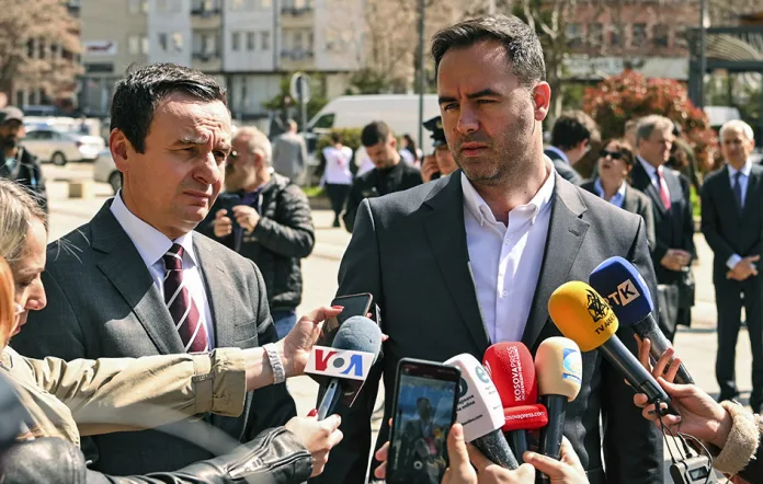 Aljbin Kurti i Gljauk Konjufca (Foto: Kabinet premijera Kosova)