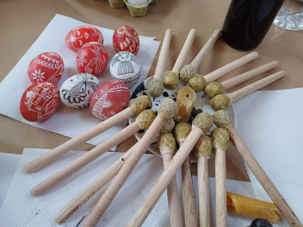 Počelo tradicionalno šaranje vaskršnjih jaja u Orahovcu 1 504341476 10230672556183659 6215923063469620820 n
