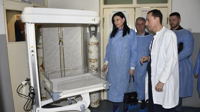 Oprema za bolnice u Lapljem Selu i Gračanici (Foto: Opština Gračanica)