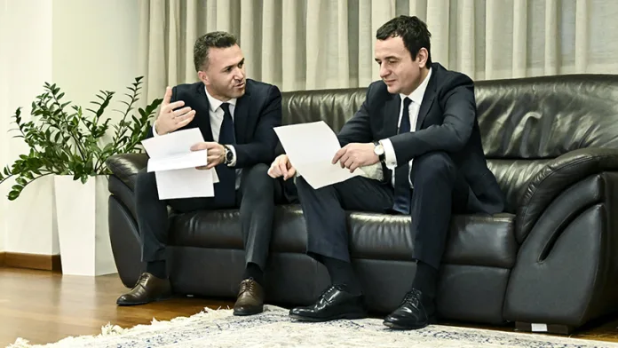 Jeton Zulfaj i Aljbin Kurti (Foto: Kabinet premijera Kosova)