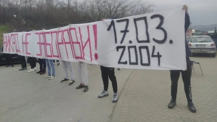Mladi raseljeni sa Kosova na Merdaru obeležili godišnjicu Martovskog pogroma (Foto: Kim) Mladi raseljeni sa Kosova na Merdaru obeležili godišnjicu Martovskog pogroma (Foto: Kim)