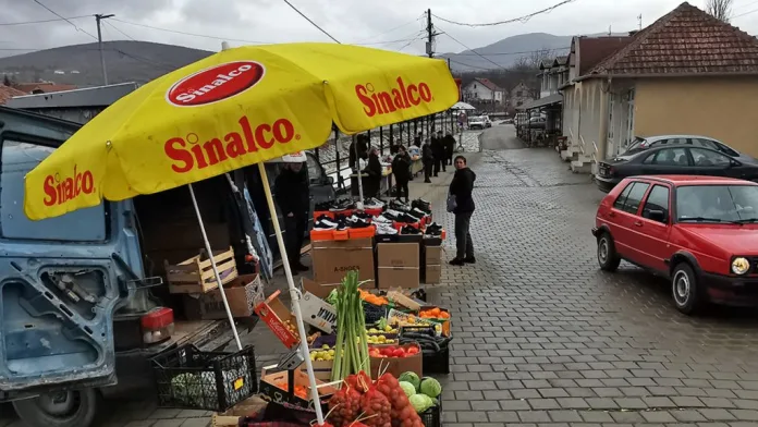 Pijaca u Gračanici - cene veće, robe mnogo, ali kupaca malo (Foto: Kim) Pijaca u Gračanici - cene veće, robe mnogo, ali kupaca malo (Foto: Kim)